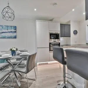 Magnificent, Renovated Whole House With Garden Holiday home
