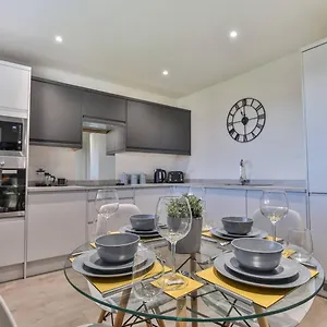 Modern, Cosy Whole House Wifi Close To Attractions Holiday home